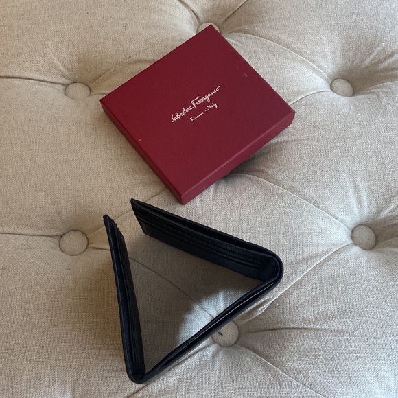 Salvatore Ferragamo Men's Pebbled Tri Fold
Leather Wallet - Picture 6 of 7